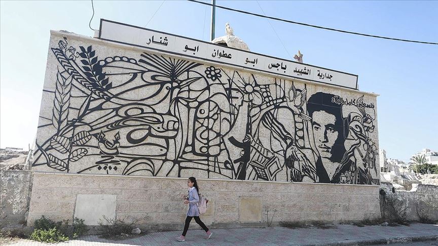 Batı Şeria’daki Dura beldesinin duvarlarını Filistinli sanatçı Ketlu’nun eserleri süslüyor