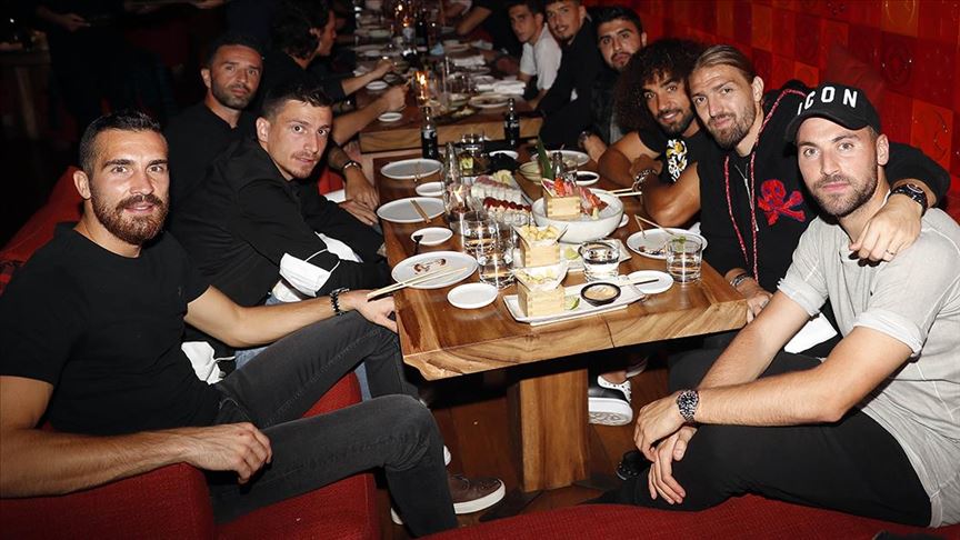 Fenerbahçeli futbolcular akşam yemeğinde buluştu
