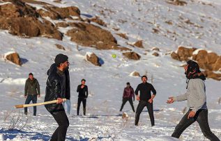 Karlı kış günlerinde ‘Van usulü beyzbol’ oynayarak eğleniyorlar