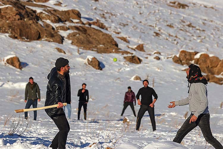 Karlı kış günlerinde ‘Van usulü beyzbol’ oynayarak eğleniyorlar