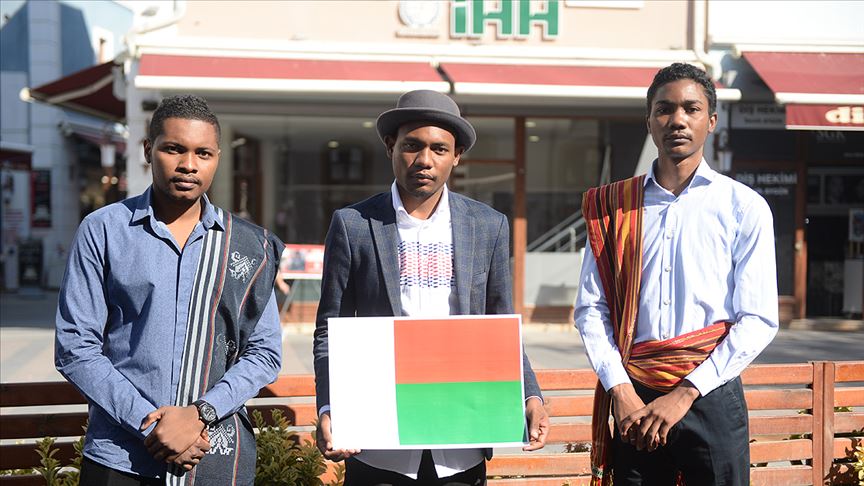 Madagaskarlı öğrenciler ülkelerine ‘can suyu’ olmak istiyor
