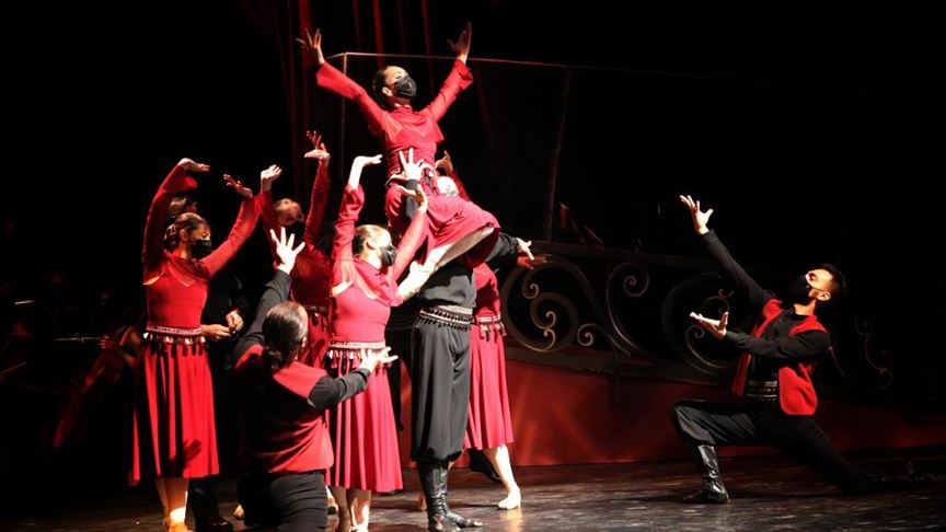 Mersin Devlet Opera ve Balesi ‘Yerelden Evrensele’nin prömiyerini sahneledi