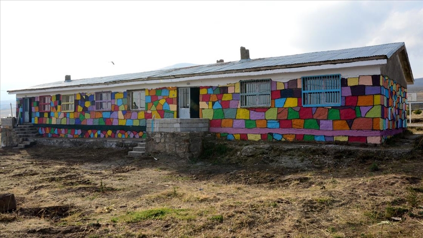 ‘Renkli Rüyalar’ıyla atıl durumdaki 45 yıllık okul binasını eğitime kazandırdılar