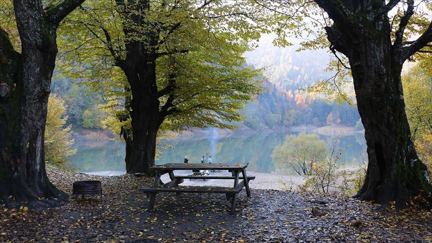 Sülüklügöl Tabiat Parkı’nda sonbaharın güzellikleri yaşanıyor