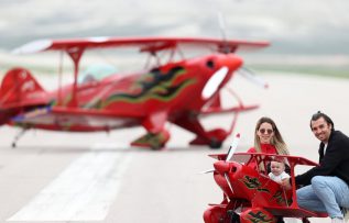 Sivil kadın akrobasi pilotu anne olduktan sonra daha temkinli uçuyor