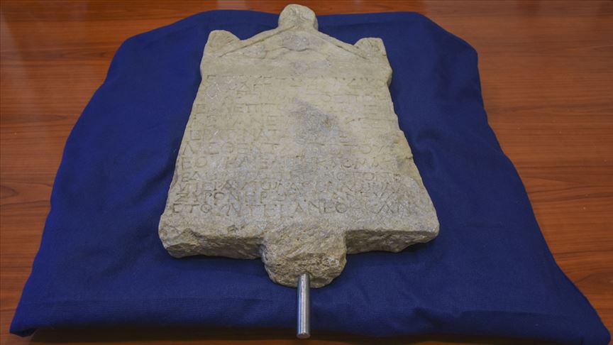 Türkiye’den kaçırılan Lidya dönemine ait kefaret yazıtı İtalya’da teslim alındı