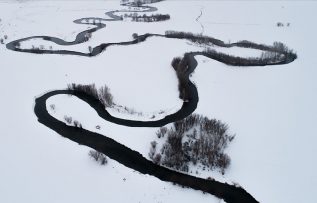 Zamantı Irmağı’nın menderesleri kar altında göz kamaştırıyor
