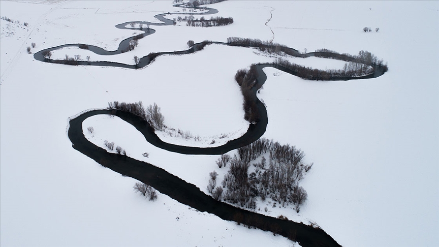 Zamantı Irmağı’nın menderesleri kar altında göz kamaştırıyor
