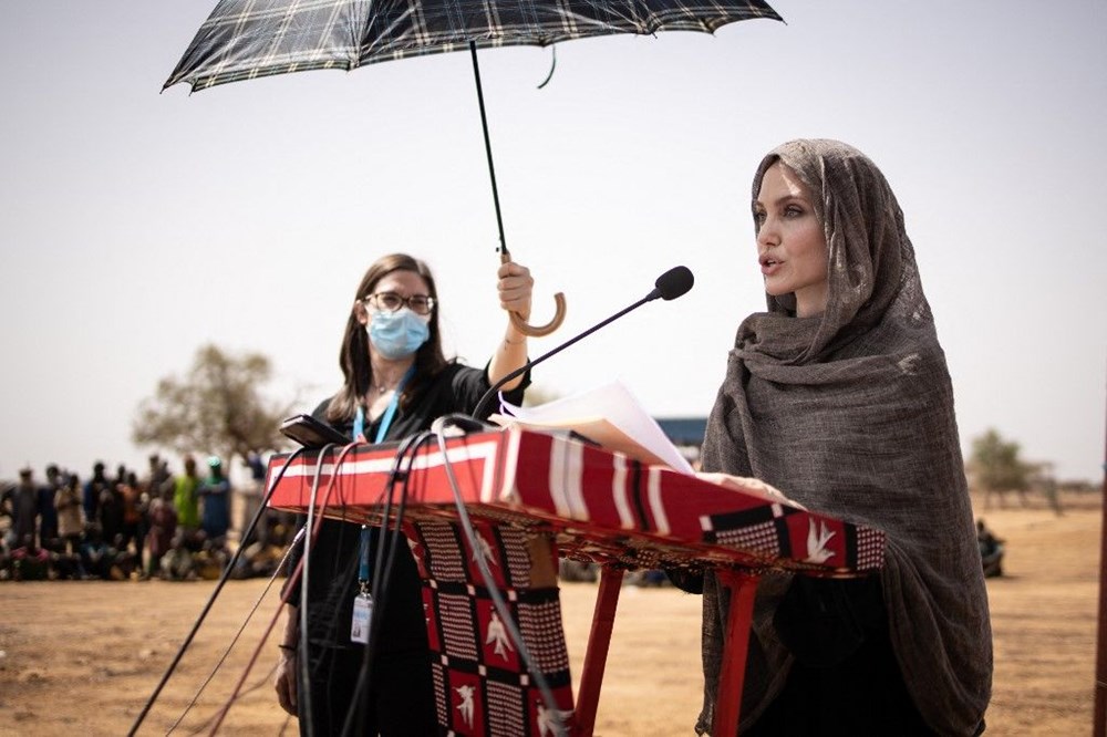 Angelina Jolie Burkina Faso’da mültecileri ziyaret etti