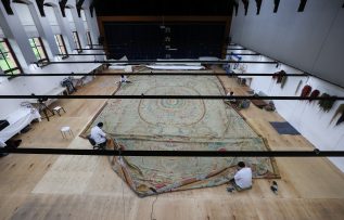 Dolmabahçe Sarayı’nın 124 metrekarelik halısı restore ediliyor