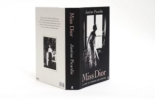 “Miss Dior” kitabı raflarda yerini aldı