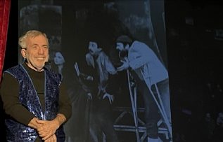 Usta oyuncu Ulvi Alacakaptan 53 yıllık sahne tecrübesini aktarıyor