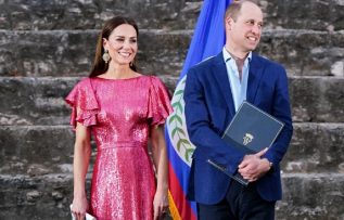 Kate Middleton, pembe pullu elbiseyle göz kamaştırıyor