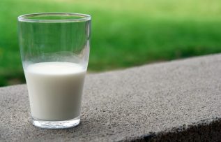 Ramazanda oruç tutanlar sağlıklı sindirim için bir bardak laktozsuz süt tüketmeli!