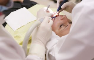 Dişçi korkusunu yenmenin yeni yolu “uyutularak tedavi”den geçiyor