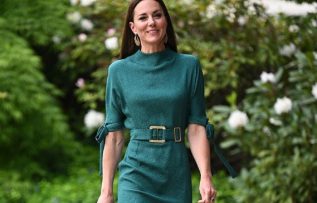 Cambridge Düşesi Kate Middleton, moda ödülü verdi