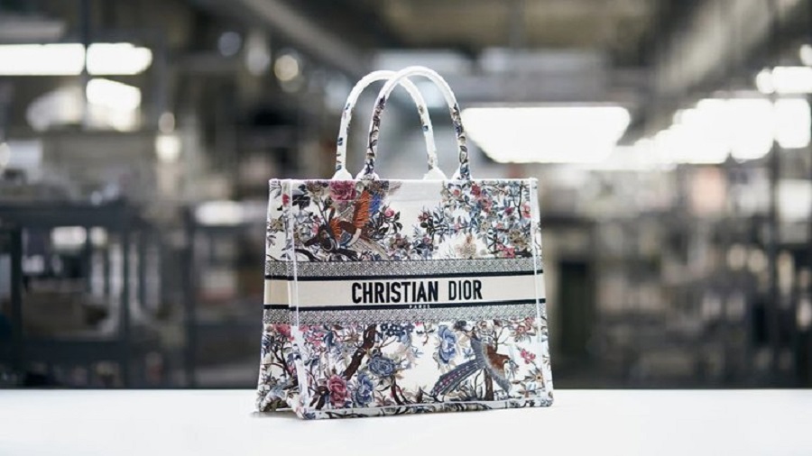 Dior çantasıyla kış bahçelerinde gezintiye çıkmaya ne dersiniz?  