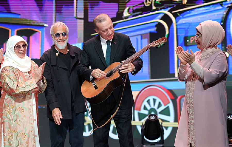 Yusuf İslam konser sonrası Cumhurbaşkanı Erdoğan’a gitar hediye etti