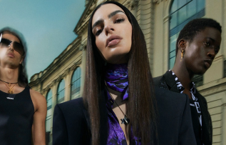 Versace’nin yeni yüzü Emily Ratajkowski