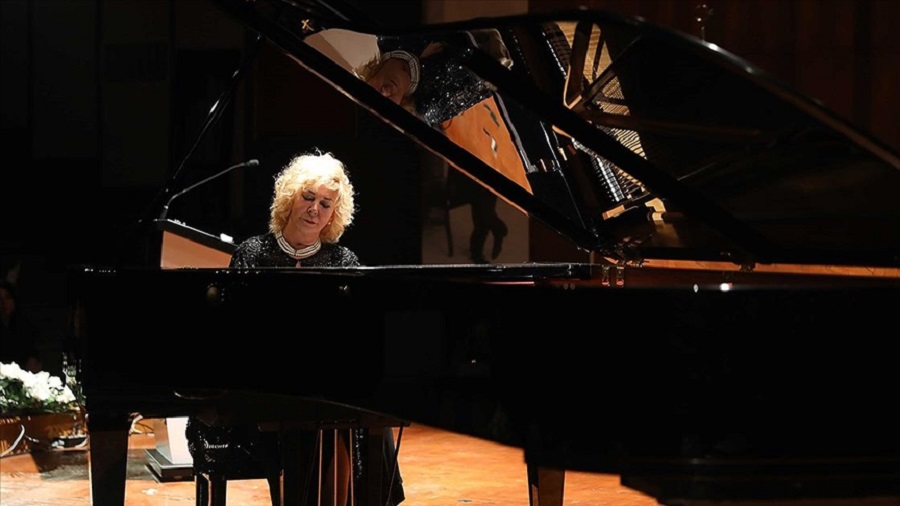 Piyanist Gülsün Onay depremzedeler için resital verdi
