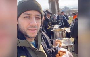 İsveçli şarkıcı Maher Zain, Kahramanmaraş’ta depremzedelere yemek dağıttı