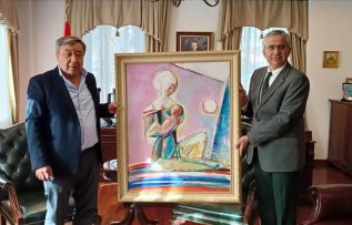 Kazak ressam Erbolat Tölepbay tablosunu satarak Türkiye’deki depremzedeler için bağış yaptı