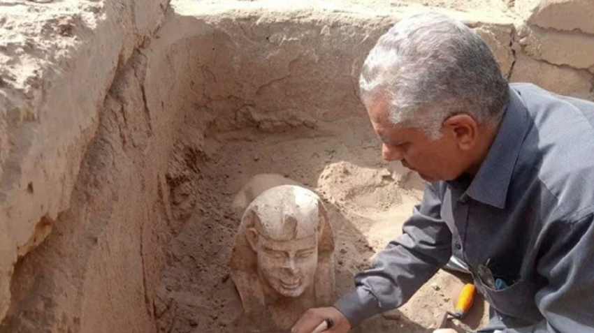 Mısır’da Sfenks benzeri bir heykel ve türbe kalıntısı bulundu