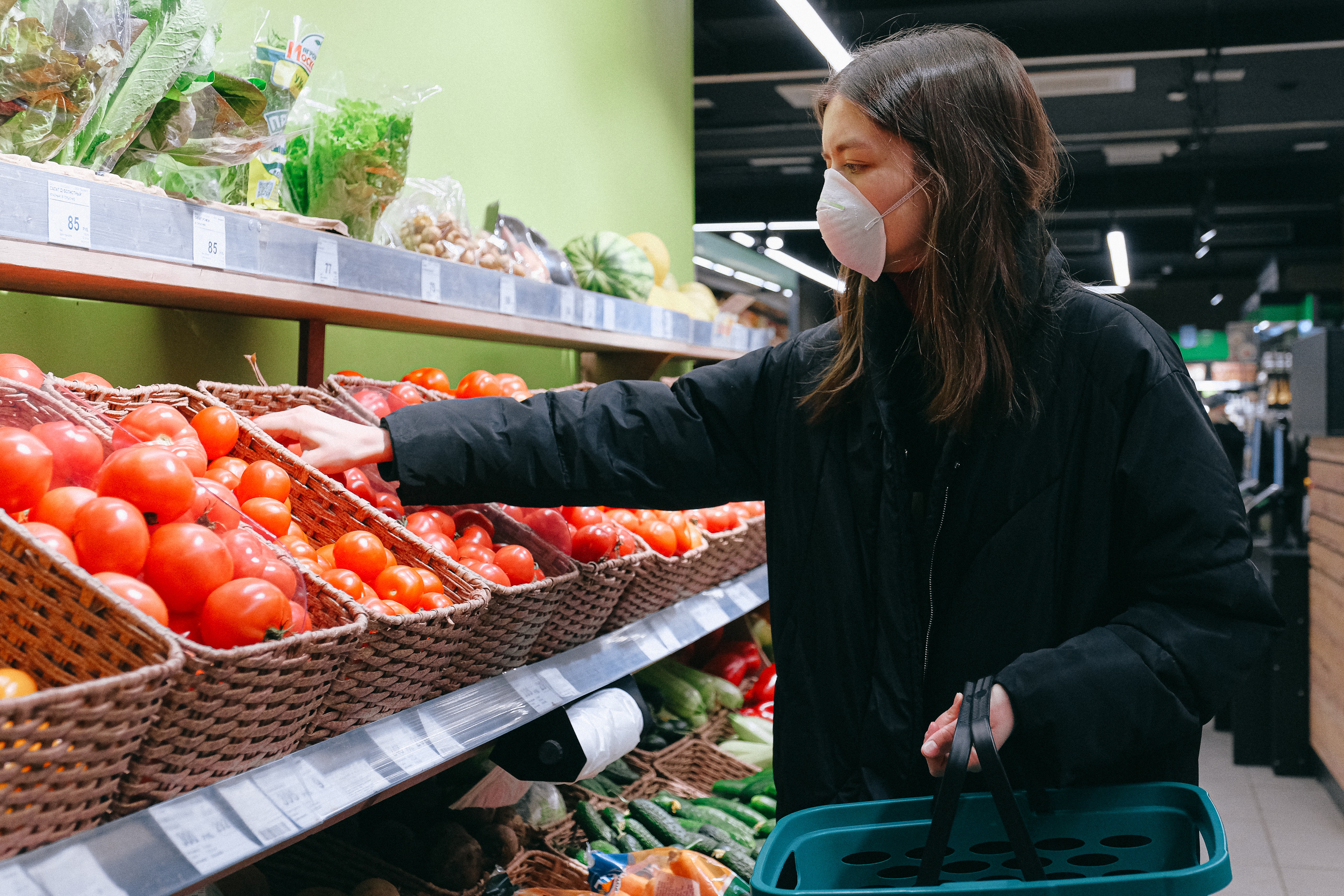 Markets field. Покупатель в магазине. Магазин продукты. Продукты в супермаркете. Овощи в супермаркете покупатель.