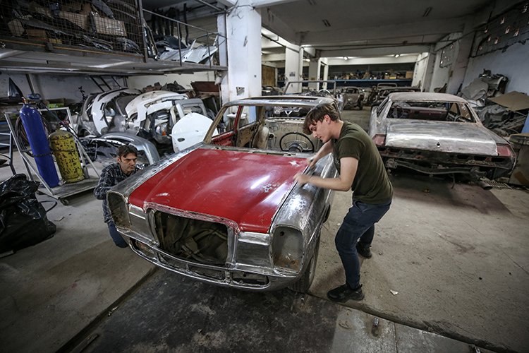 1915-1980 model araçları hurdadan sanat eserine dönüştürüyorlar