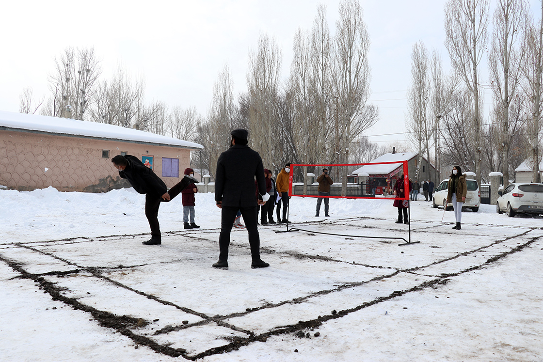 Ağrı’da köylülerden hayvancılığa “Badminton” arası