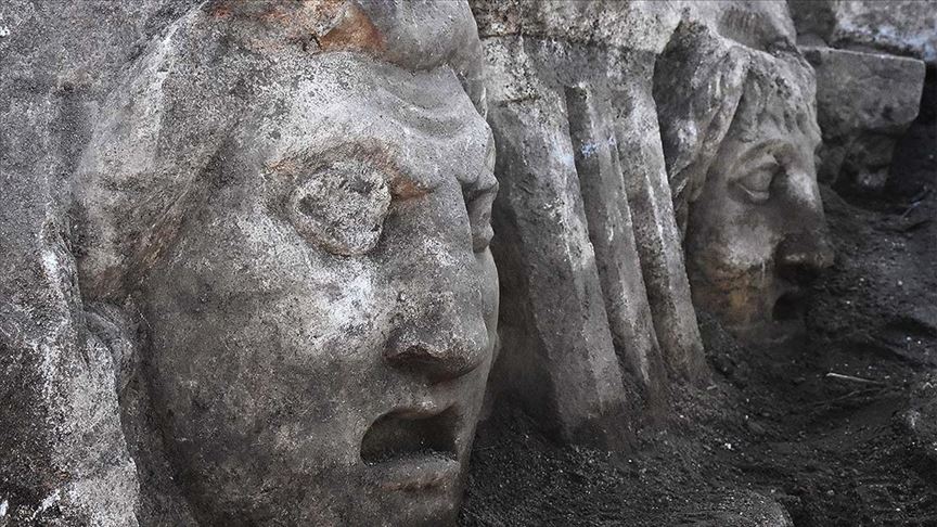 Antik tiyatrodaki kazı çalışmalarında mitolojik masklar gün yüzüne çıkarıldı