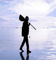 Ardahanlı ozandan buzla kaplı Çıldır Gölü üzerinde mini konser