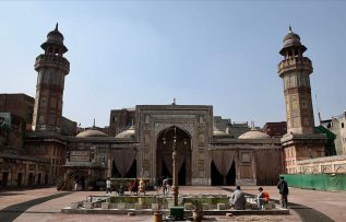 Babürlerin motifleriyle ünlü mabedi: Vezir Han Camisi