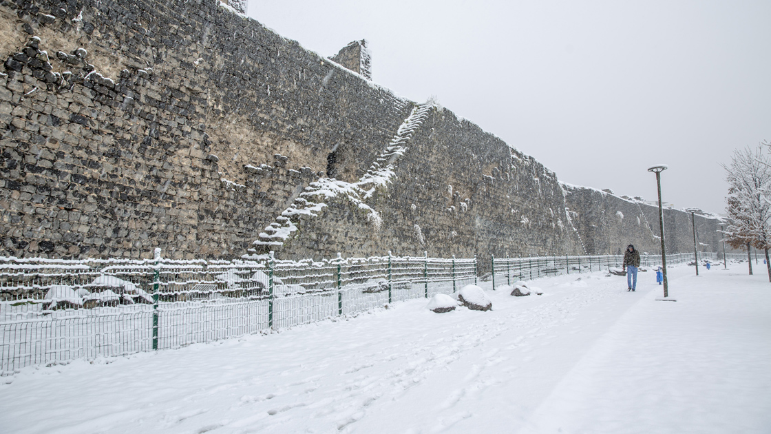‘Beyaz örtü’ Diyarbakır’ın tarihi mekanlarında güzel görüntü oluşturdu