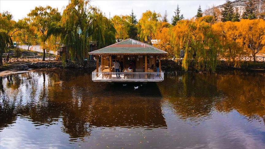 Bozkırın ortasındaki ‘Balıklı Göl’de hazan güzelliği cezbediyor