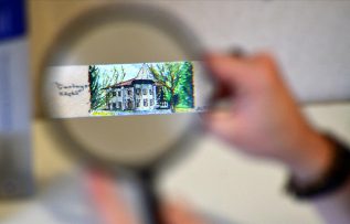 Cerrah adayı büyüteçle görülebilen resimler çiziyor