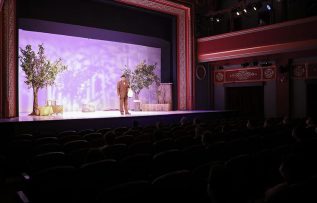 Devlet Tiyatroları ‘Aşık Veysel’in dünya prömiyeri ile yeni sezonu açtı