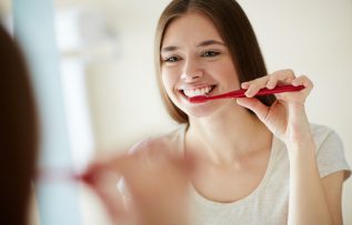 Dişlerimizi düzenli fırçalamamız bizi koronavirüsten korur mu?