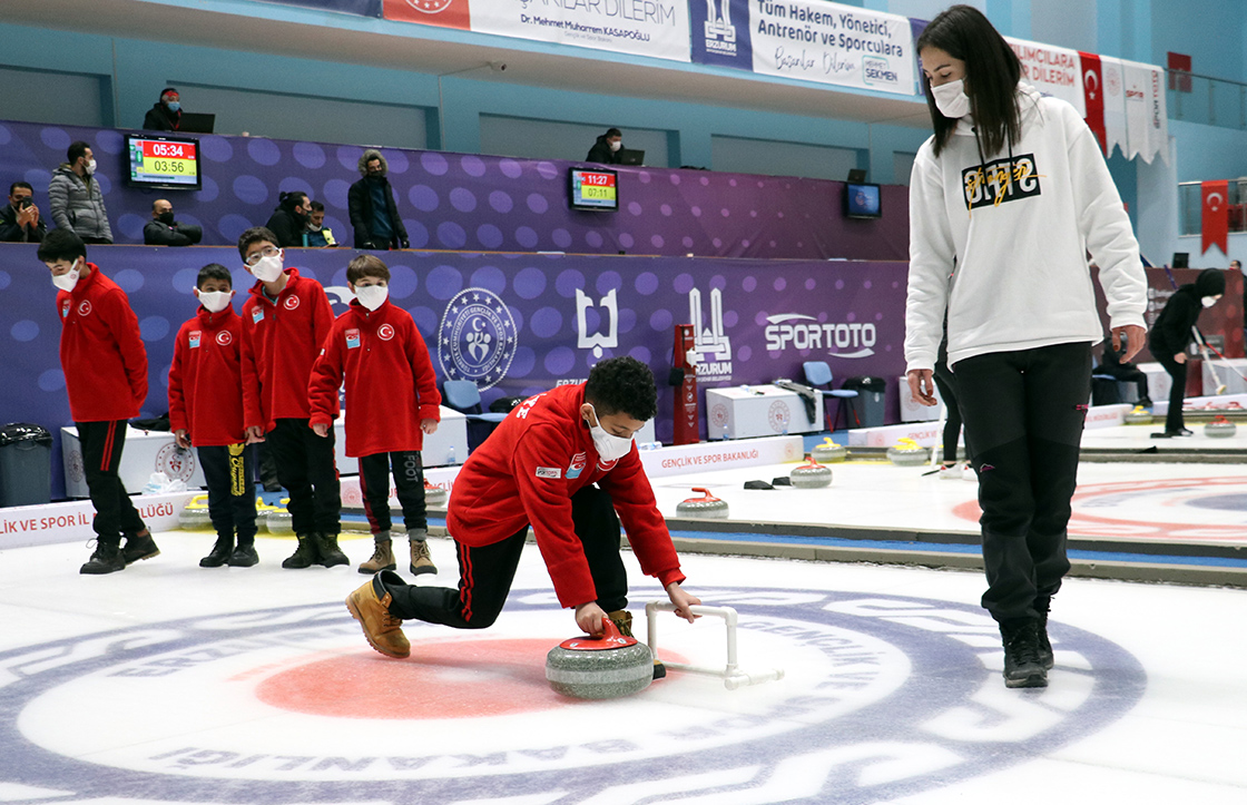 Donan çayda fırçayla curling oynayan çocuklar, hayallerini gerçekleştirdi