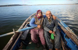Ekmeklerini balıktan çıkaran Aydınlı çift, 40 yıldır birlikte kürek çekiyor