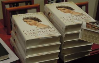 Elizabeth Queen, Life of A Modern Monarch – Sally Bedel Smith