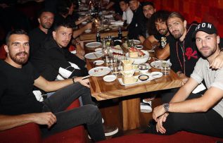 Fenerbahçeli futbolcular akşam yemeğinde buluştu