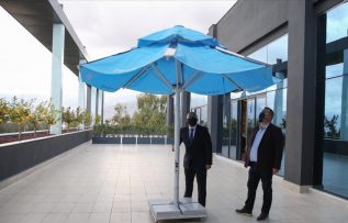 Güneşten elektrik üreten şemsiyeler gelecek yaz plajlarda olacak