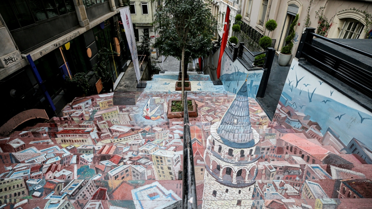 Galata Kulesi’nin resmedildiği merdiven kullanıma açıldı