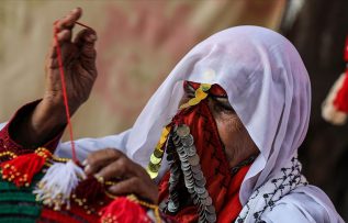 Gazzeli kadın 100 yıllık ceylan boynuzlarıyla bedevi işlemecilik kültürünü yaşatıyor