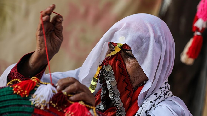 Gazzeli kadın 100 yıllık ceylan boynuzlarıyla bedevi işlemecilik kültürünü yaşatıyor