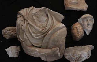 Hadrian Tapınağı kazısında arkeologlar ‘parçaları birleştirerek’ geçmişe ışık tutuyor