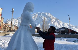 Hakkarili ressam ‘kardan kadın heykeli’ yaptı