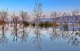 Hazar Gölü sonbaharın renkleriyle büyülüyor