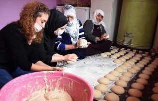 Köy çocuklarını geleceğe hazırlayan fedakar öğretmenler köylülerin de gönlüne dokunuyor